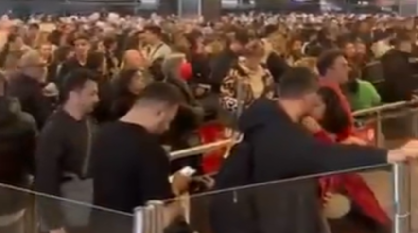 Sabiha Gökçen Havalimanı'nda sistem arızalandı! Uzun kuyruklar oluştu! Açıklama geldi