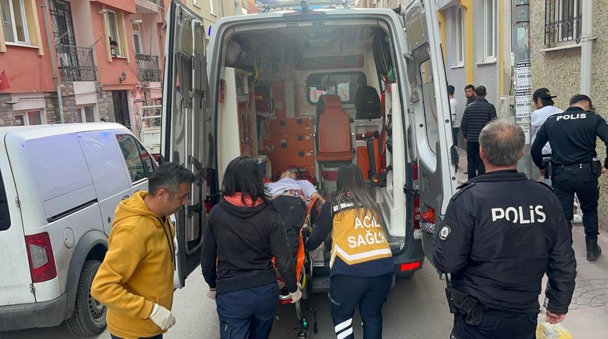 Oyun yüzünden çıkan tartışma kanlı bitti! Ev arkadaşlarını bıçakladı