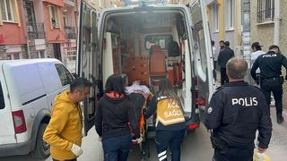 Oyun yüzünden çıkan tartışma kanlı bitti! Ev arkadaşlarını bıçakladı