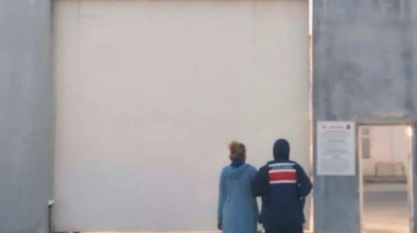 Manisa'da uyuşturucu ticaretinden aranan kadın yakalandı