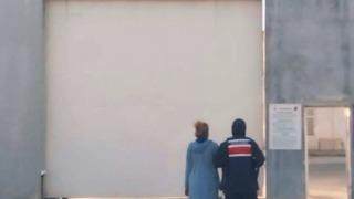 Manisa'da uyuşturucu ticaretinden aranan kadın yakalandı