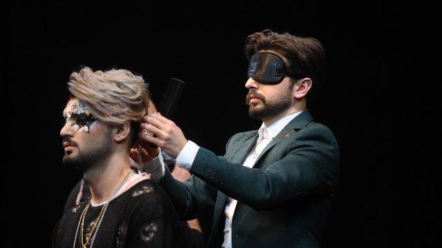 Kellelerini gözleri kapalı ellerinde ustura bulunan berberlere teslim ettiler