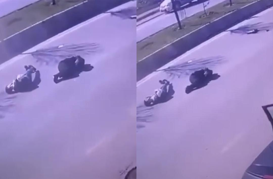 Muş'ta feci kaza kamerada! Karşıdan karşıya geçmeye çalışırken motosiklet çarptı
