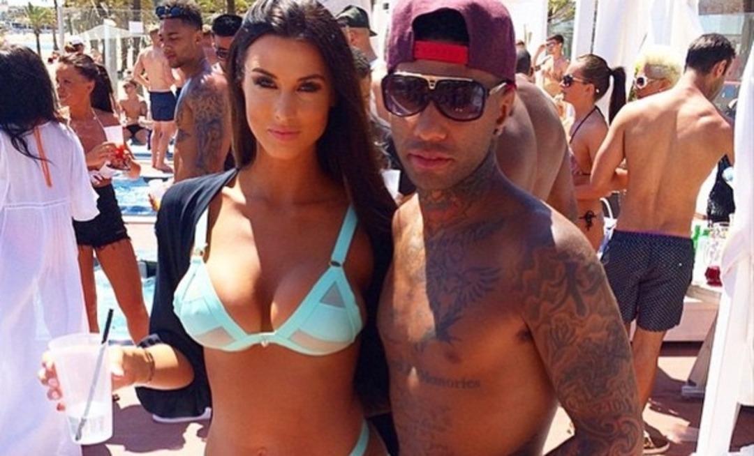 Canlı yayında eşiyle cinsel ilişkiye girdi!