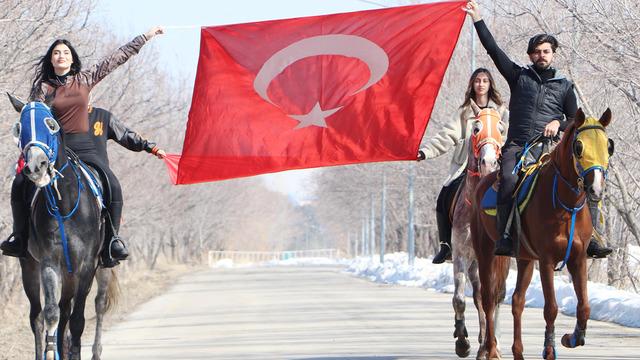 Çanakkale Zaferi’nin 110. yılında bayrak ve atlarla kampüste zafer turu attılar
