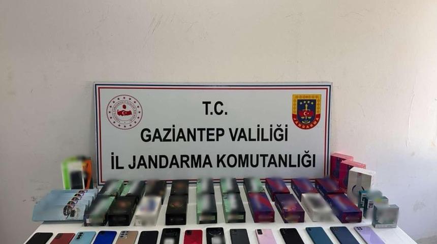 Gaziantep'te milyonluk kaçak telefon ve saat! 2 gözaltı