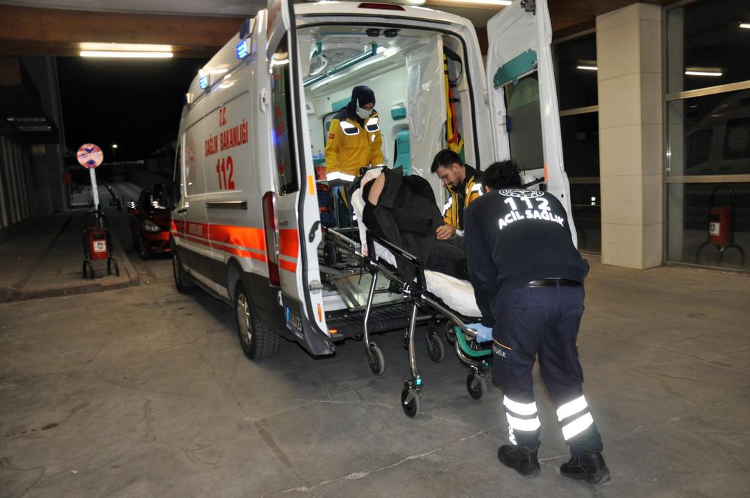 Karaman'da bir adam kaldırımda yürürken uğradığı bıçaklı saldırıda yaralandı