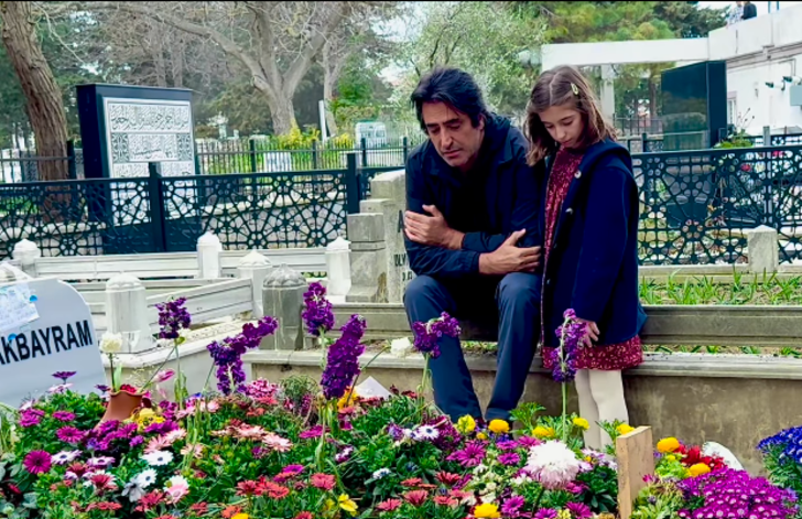 Annesinden sonra Edip Akbayram'ın mezarına gitti! Mahsun Kırmızıgül'un zor günleri: Lavin gözleri dolarak sarıldı G3