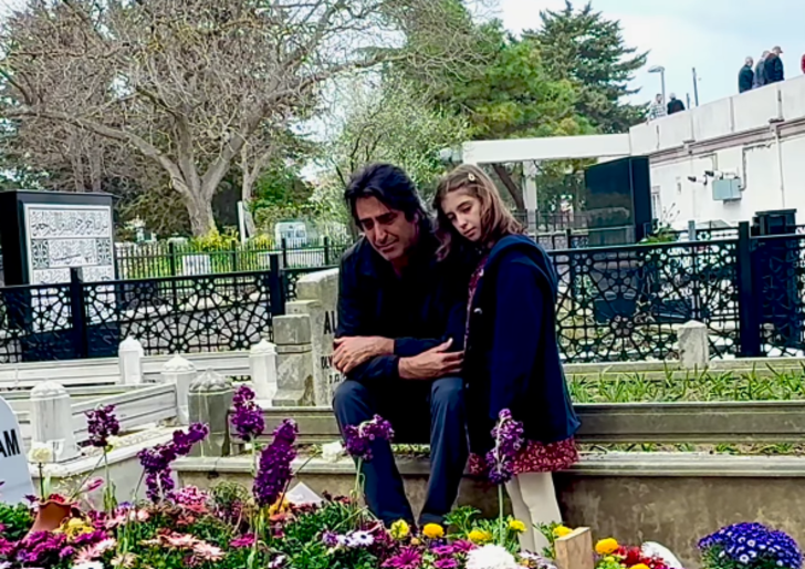 Annesinden sonra Edip Akbayram'ın mezarına gitti! Mahsun Kırmızıgül'un zor günleri: Lavin gözleri dolarak sarıldı G4