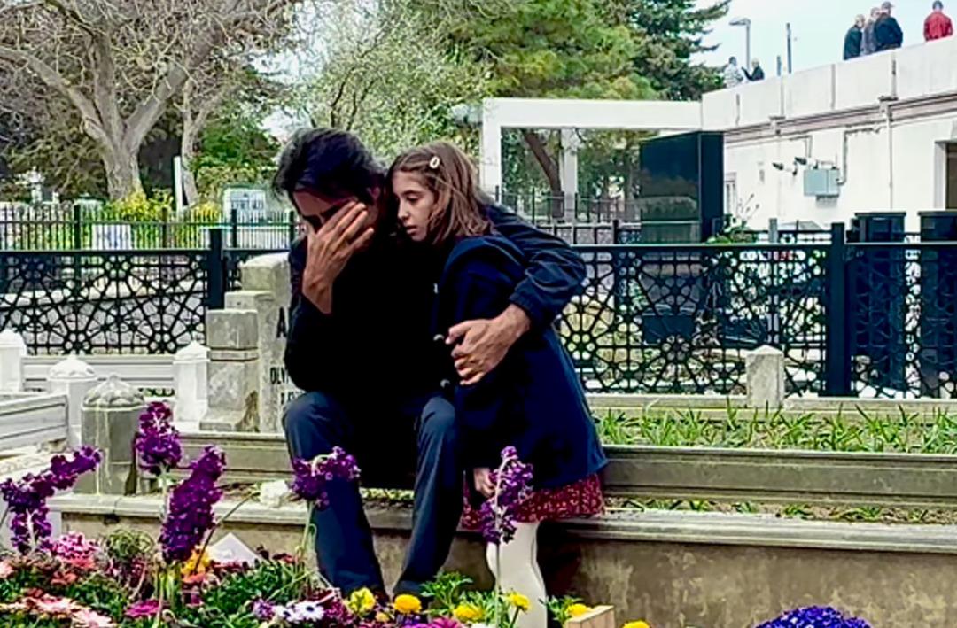 Annesinden sonra Edip Akbayram'ın mezarına gitti! Mahsun Kırmızıg&uuml;l'un zor g&uuml;nleri: Lavin g&ouml;zleri dolarak sarıldı