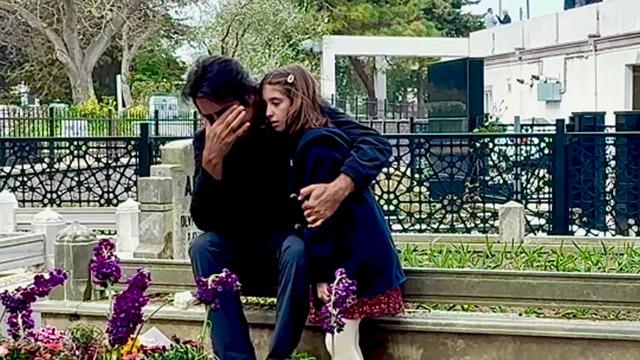 Usta ismin mezarında zor anlar! "Baba neden ağlıyorsun?" deyip sarıldı