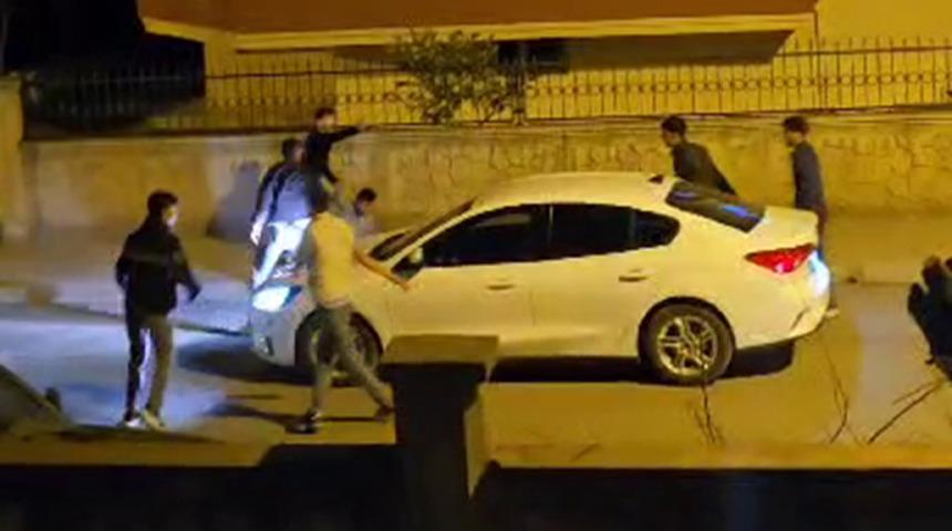 Hatay'da tekme tokat kavga: Arabayla gelip birbirlerine girdiler!