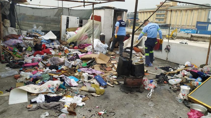 Mersin'de 2 katlı evden 5 kamyon çöp çıkarıldı