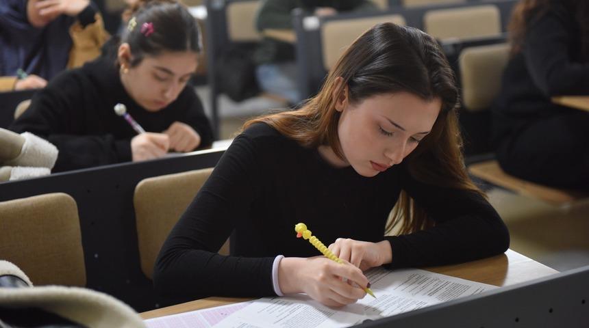 Üniversite adaylarına sınav provası: Ücretsiz deneme oturumu!