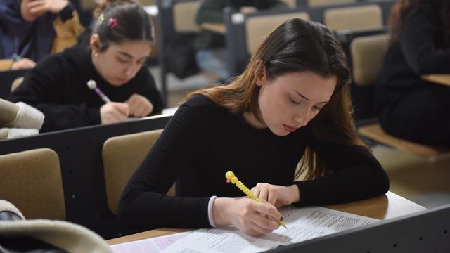 Üniversite adaylarına sınav provası: Ücretsiz deneme oturumu!
