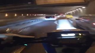 Trafikte motosikletiyle tek teker üzerinde ilerledi