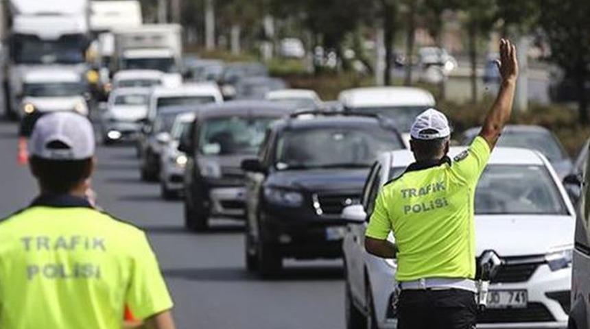 Sinop'ta okul çevrelerine sıkı denetim! 16 bin 971 araç kontrol edildi