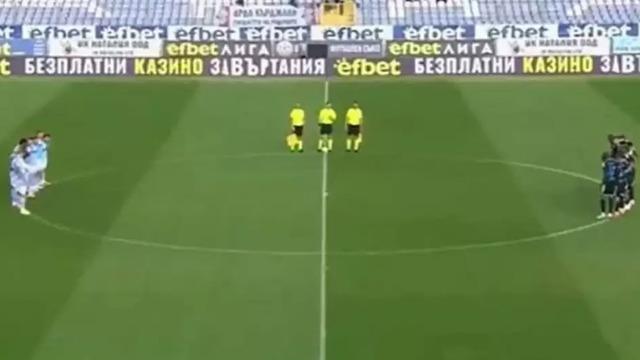 Öldü dediler sağ çıktı! Skandalın böylesi... Maç öncesi 1 dakikalık saygı duruşu sonrası ölmediği ortaya çıktı