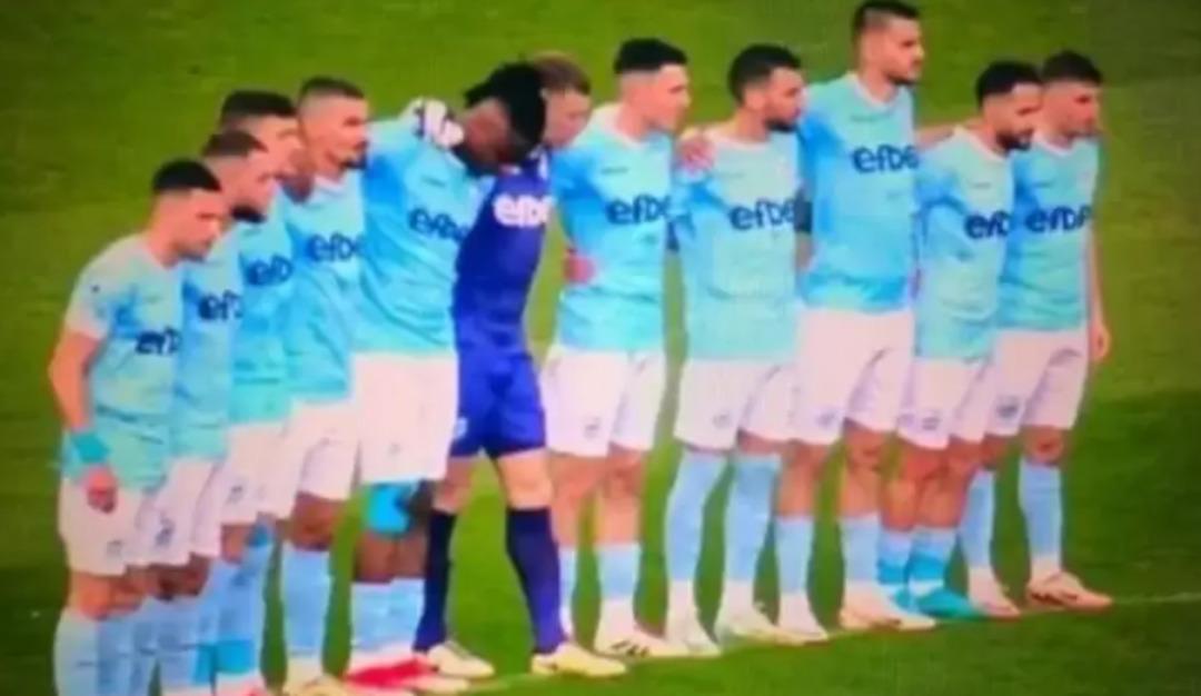 Öldü dediler sağ çıktı! Skandalın böylesi... Maç öncesi 1 dakikalık saygı duruşu sonrası ölmediği ortaya çıktı 1