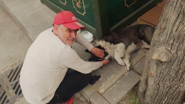 Taksi durağında sahiplendiği köpeğe çocuğu gibi bakıyor!