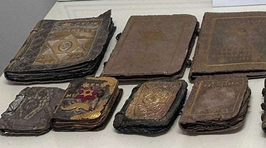 Bursa'da tarihi eser operasyonu! Altın yazmalı kitaplar, siyah dolarlar...