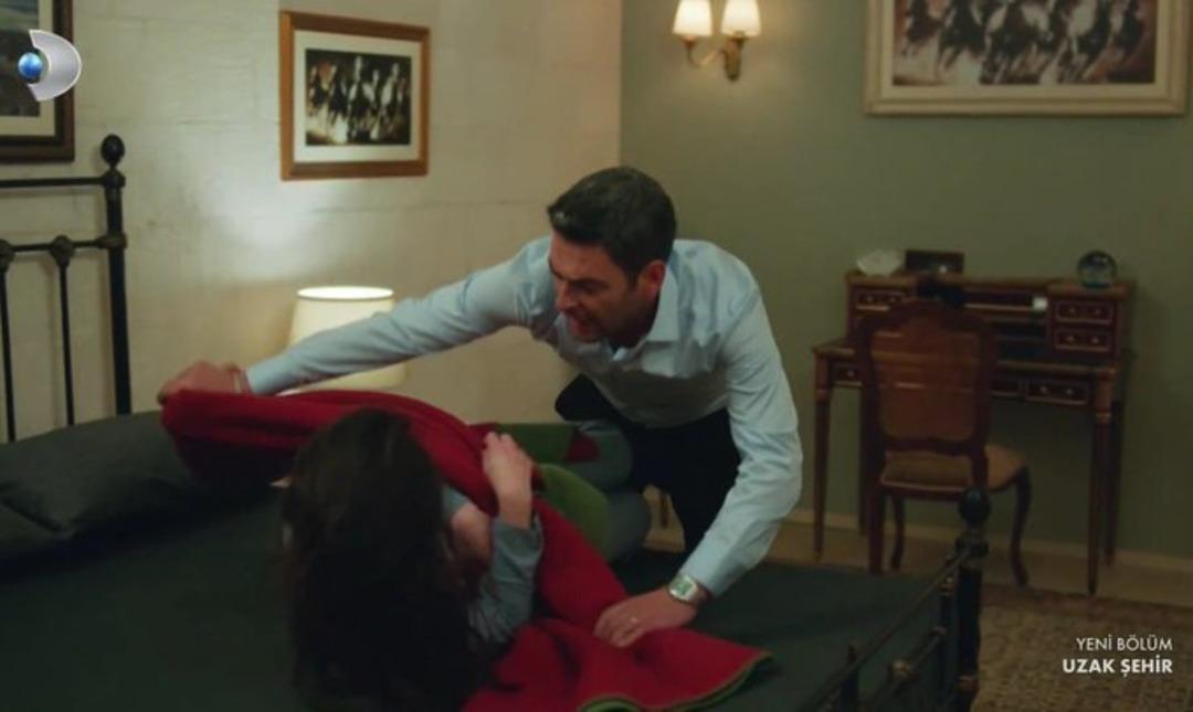 Uzak Şehir de Alya ve Cihan in yatak sahnesi sosyal medyayı salladı! "Çok keyifli reytingleri hak ediyor"" 1