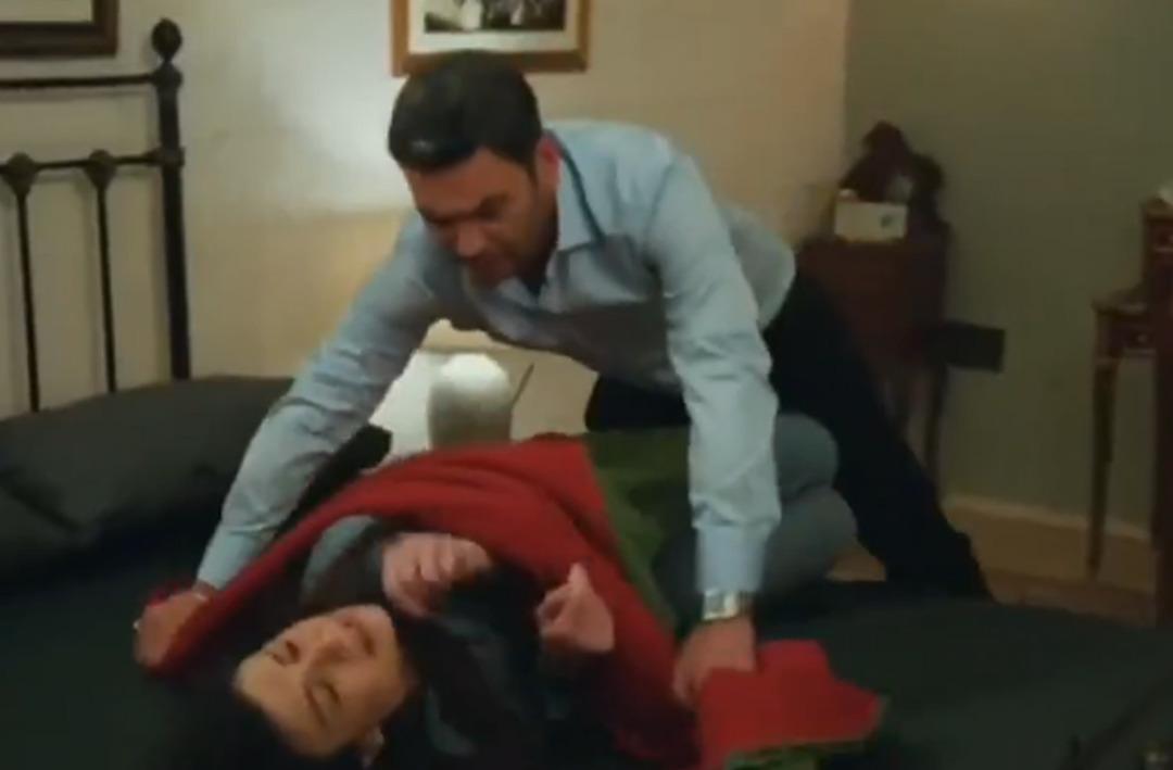 Uzak Şehir'de Alya ve Cihan'in yatak sahnesi sosyal medyayı salladı! "&Ccedil;ok keyifli reytingleri hak ediyor""