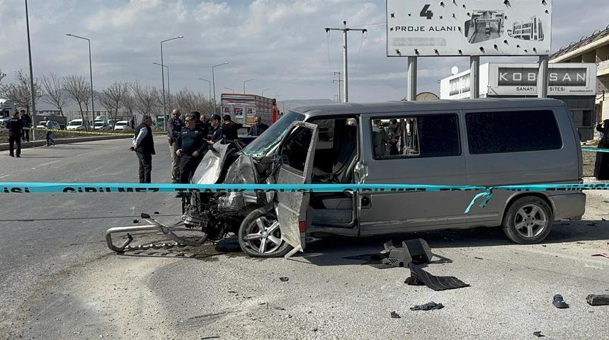 Konya'da minibüs TIR'a çarptı: Can kaybı ve yaralılar var