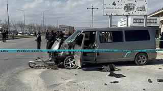 Konya'da minibüs TIR'a çarptı: Can kaybı ve yaralılar var