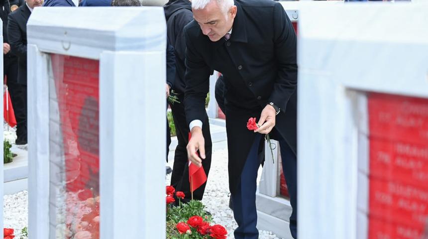 Bakan Ersoy'dan 18 Mart paylaşımı: "Galata Kulesi'ni Çanakkale ruhuyla aydınlattık"