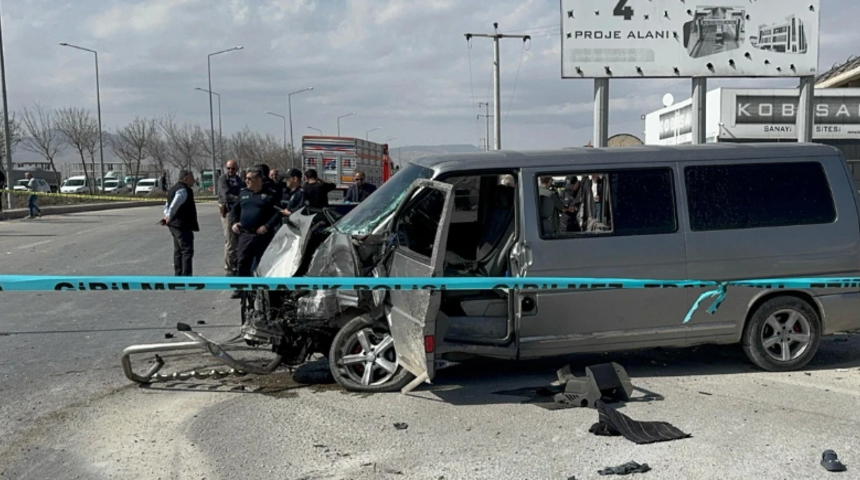 Minibüs, tıra çarptı: Ölü ve yaralılar var