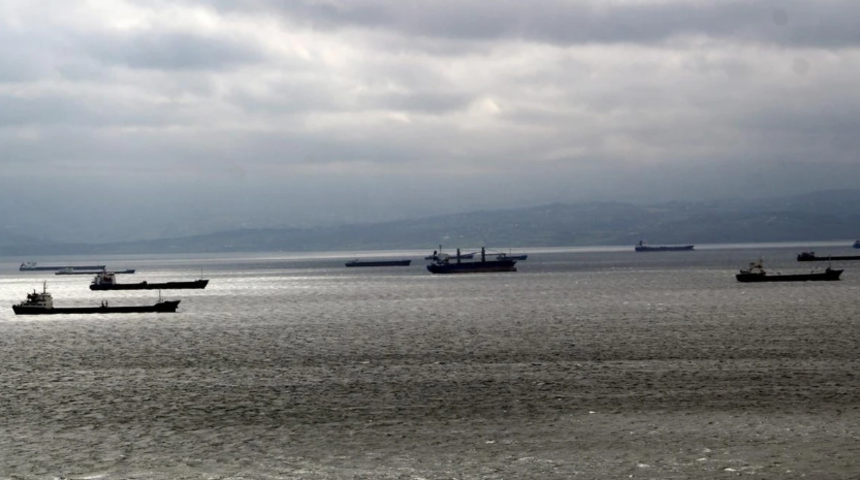 Fırtına uyarısı yapıldı, yük gemileri Sinop Limanı'na sığındı