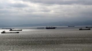 Fırtına uyarısı yapıldı, yük gemileri Sinop Limanı'na sığındı