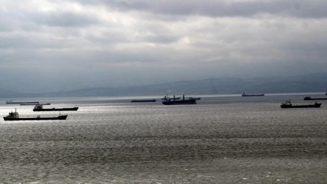 Fırtına uyarısı yapıldı, yük gemileri Sinop Limanı'na sığındı