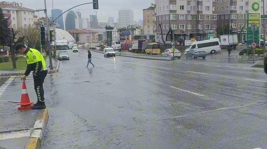 Sürücünün dikkatsizliği pahalıya patladı! Kırmızı ışıkta geçti, öğrencilere çarptı: 2 öğrenci yaralandı