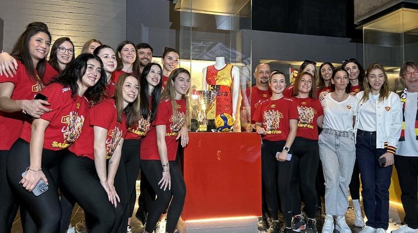 Göztepe'nin kupası müzedeki yerini aldı