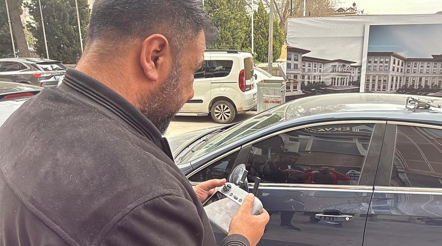 Teknolojinin imkanlarından faydalandı... Oyun oynarken dron ile arkadaşlarının ellerine baktı! 