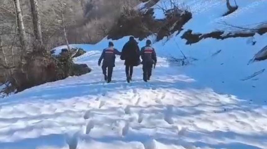 Cezaevi firarisi kaçarken kayboldu! Karla kaplı dağda tam 3 saat arandı...