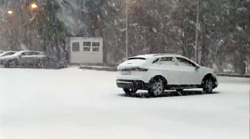 Bolu'da kar yağışı! Hava sıcaklığı sıfırın altına düştü... Yaylalar beyaza büründü