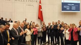 TBMM'de Ekrem İmamoğlu protestosu! CHP'li vekiller kürsüyü sloganlarla işgal etti! Oturuma ara verildi...