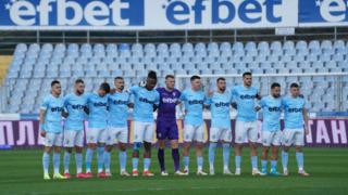 Böyle hata görülmedi! Ölmeyen futbolcu için saygı duruşu yaptılar... Ailesi ne olduğunu şaşırdı