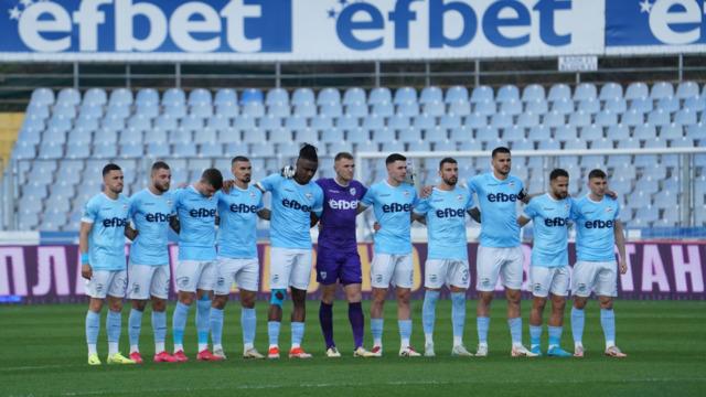 Böyle hata görülmedi! Ölmeyen futbolcu için saygı duruşu yaptılar... Ailesi ne olduğunu şaşırdı