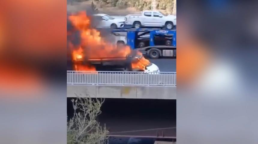 Seyir halindeki kamyonet alev alev yandı; o anlar kamerada