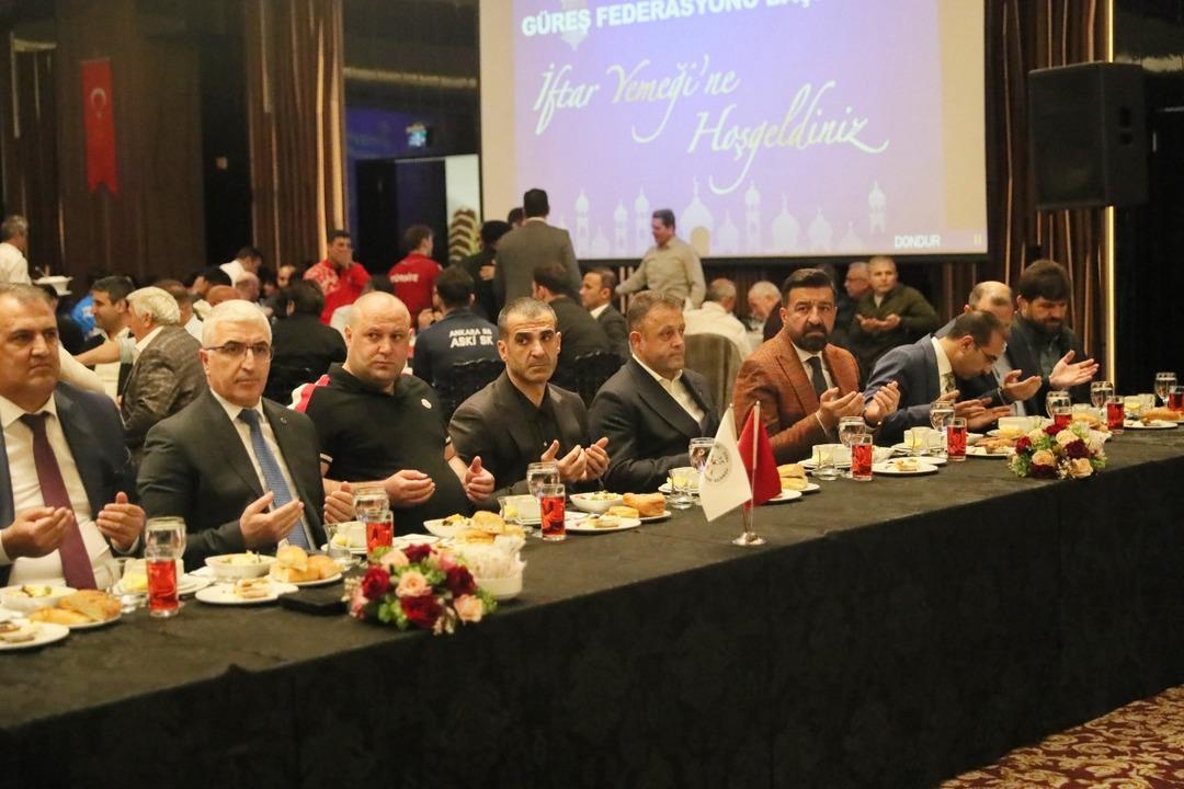 Güreş camiası geleneksel iftar programını düzenledi: "Sporcularımız ellerinden geleni yapıyor" 2