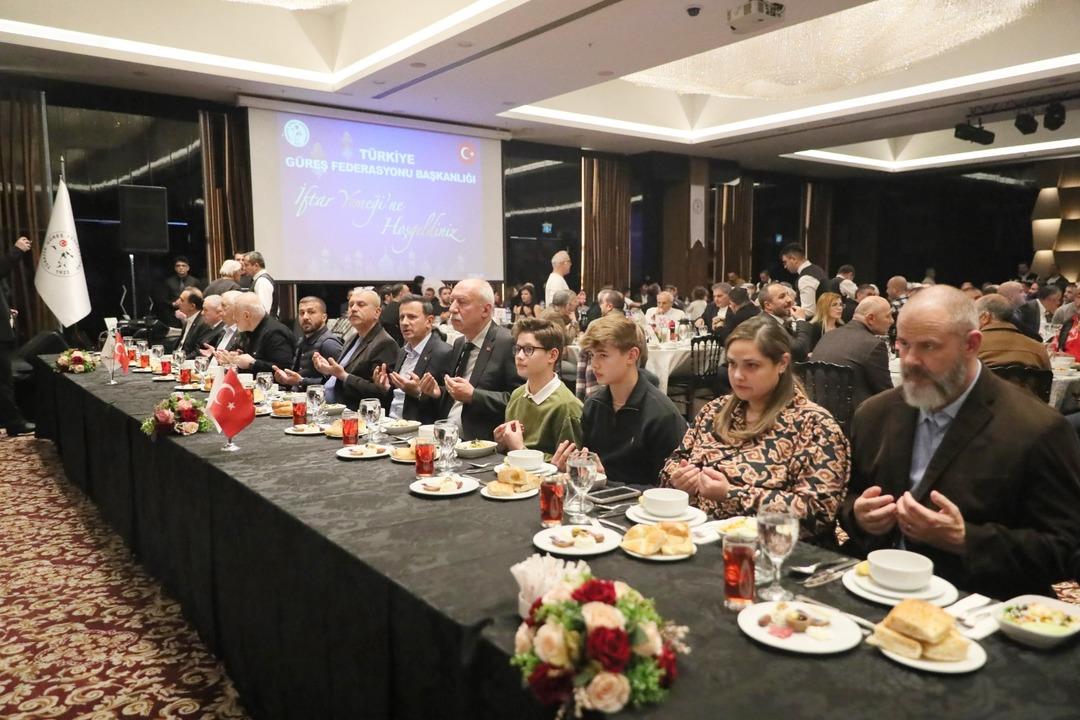 Güreş camiası geleneksel iftar programını düzenledi: "Sporcularımız ellerinden geleni yapıyor" 1