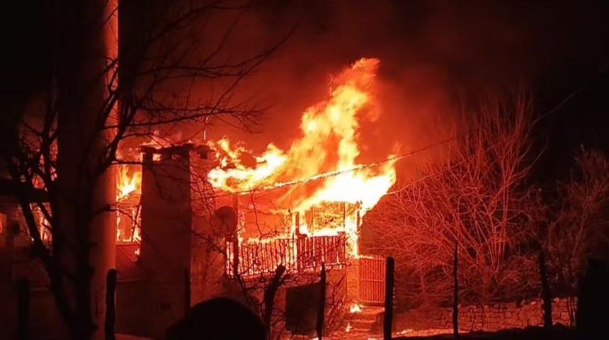 İftar saatinde korkutan yangın: Cami lojmanı alevlere teslim oldu