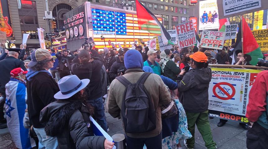 Times Meydanında protesto! Binlerce kişi sokaklara döküldü: "Öğrencilerimizden ellerinizi çekin"