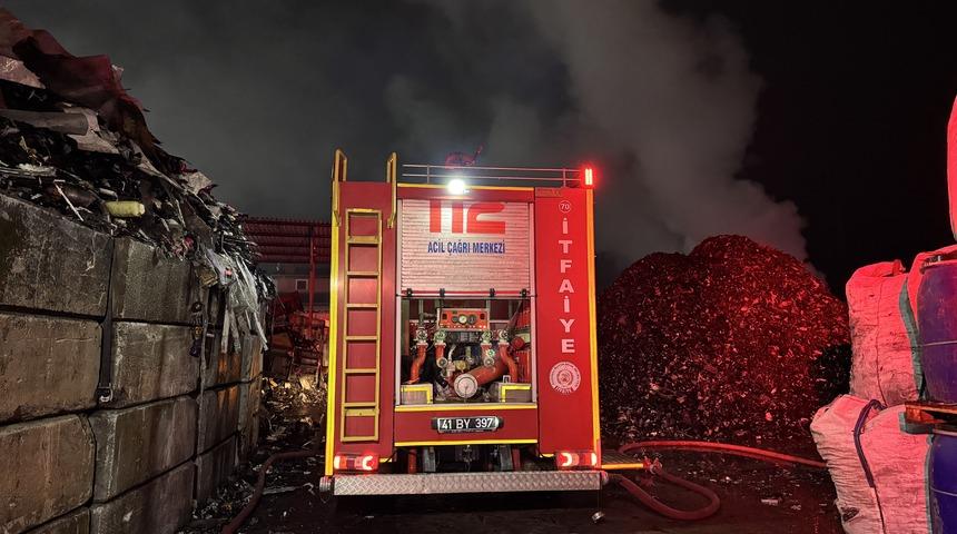 Kocaeli'de geri dönüşüm tesisinde çıkan yangın kontrol altına alındı