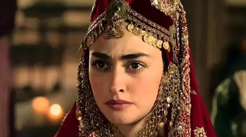 Esra Bilgiç pozlarıyla mest etti! Beyaz takımıyla beğeni topladı