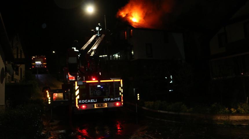 Kocaeli'de villanın çatısında çıkan yangın söndürüldü